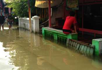 Genangan banjir yang mengenangi rumah warga setinggi 50 centimeter di Dusun Tanjung Desa Gempol, Kecamatan Gempol Kabupaten Pasuruan, Selasa (16/2) sore. [Bhirawa/Hilmi Husain]