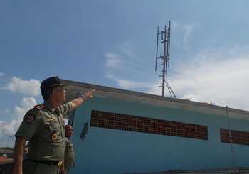 Petugas Satpol PP Pemkab Nganjuk melakukan razia terhadap puluhan BTS ilegal yang kini banyak dibangun di atas gedung bertingkat.(ristika/bhirawa)