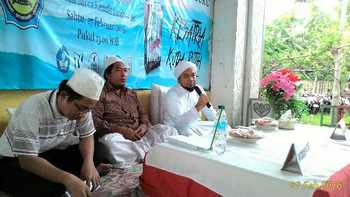 KHR. Azaim Ibrahimy, Pengasuh Ponpes Salafiyah Syafiiyah Sukorejo saat melaunching buku, di PKBM Alfathony, Kendit, Sabtu (27/2), kemarin. [sawawi/bhirawa]