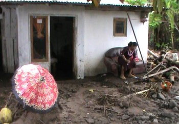 Salah satu rumah warga Mlandingan Wetan, Kecamatan Bungatan ikut menjadi hantaman banjir bandang di Situbondo Minggu dinihari kemarin. [sawawi/bhirawa].