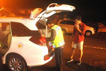 Petugas Polres Batu saat melakukan pemeriksaan terhadap sebuah mobil dalam razia yang dilakukan di perbatasan antara Kota Batu dan Kabupaten Malang.