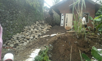 Tanah longsor yang menimpa rumah warga di Desa Wringinanom, Kec Poncokusumo, Kab Malang.