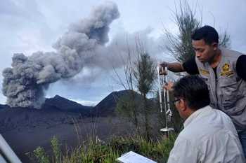 Petugas PVMBG saat memantau kondisi Gunung Bromo di Desa Ngadas, Kec Poncokusumo, Kab Malang.