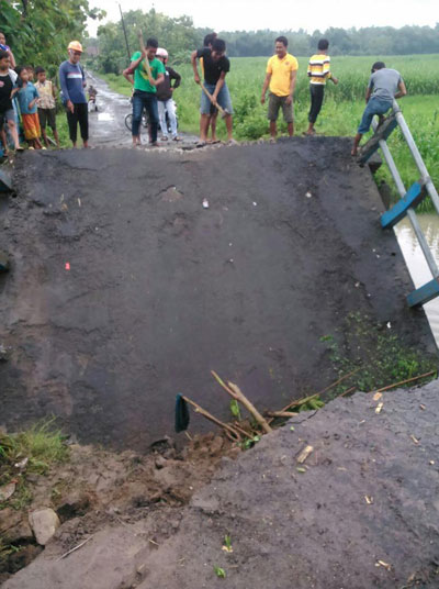 Akibat guyuran hujan dan banjir, salah satu jembatan yang menghubungkan Desa Mojodanu dan Desa Kromong, Kecamatan Ngusikan Jombang patah. [ramadlan]