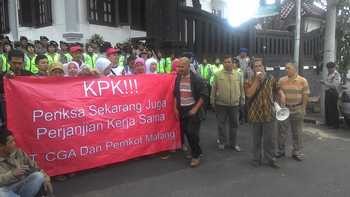 Pedagang Pasar Dinoyo melakukan unjuk rasa di halaman Gedung DPRD Kota Malang, Kamis (18/2) kemarin.
