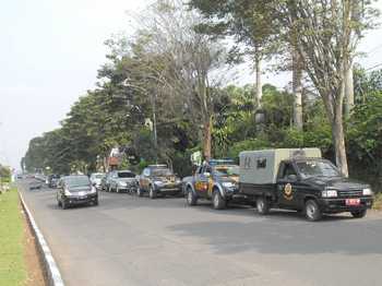 Puluhan mobil petugas dari Polisi, TNI, dan Satpol PP saat tiba dan mengamankan lokasi di Jl.Sultan Agung, Jumat (19/2).