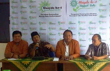 Ketua PDM Kota Batu Dr Nurbani didampingi jajaran pengurus harian saat menggelar konperensi pers persiapan Musda Muhammadiyah ke-4 Kota Batu (supriyanto/bhirawa)