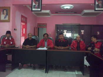 Tim 5 DPC PDIP saat mengumumkan pendaftaran Bakal Calon Walikota dan Wakil Walikota Batu di antornya (supriyanto/bhirawa)