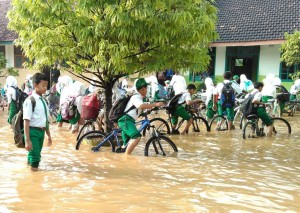 Salah satu lembaga pendidikan swasta di Kecamatan Merakurang yang selalu kena dampak luberan Avur Jambon ketika hujan lebat. (Khoirul Huda/bhirawa)