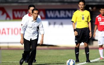 Presiden Jokowi ketika menendang bola.