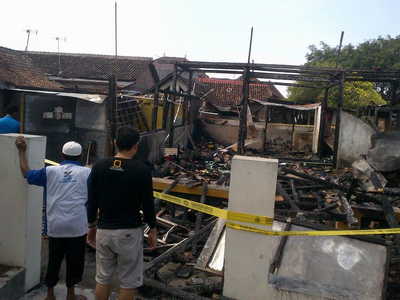 Rumah milik Edy, warga RT 52/RW 12 Kelurahan Nambangan Lor, Kecamatan Manguharjo, Kota Madiun, terbakar Minggu (14/2) sekitar pukul 21.00 WIB, saat ditinggal rekreasi ke Bali.[sudarno/bhirawa].