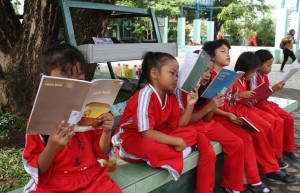 Taman sekolah ditata dengan buku sehingga nyaman sebagai tempat membaca siswa di SDN Sedatigede 2 Sidoarjo.