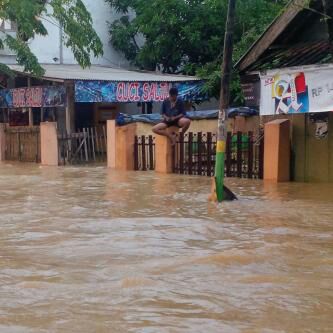 kondisi-Banjir-di-jl-Suhada-Kel-Dalpenang-Sampang-Kota. [nur kholis/bhirawa]