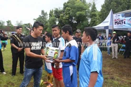 Ahmad Bustomi Kapten Tim Nasional Indonesia saat memberi motofasi pada pelajar. [wiwit agus pribadi/bhirawa]