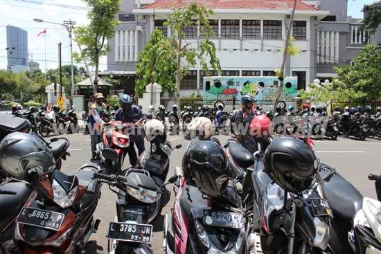 Hari pertama penerapan karcis parkir baru berhadiah langsung untuk pengguna jasa parkir Tepi Jalan Umum (TJU) di seluruh Kota Surabaya, Selasa (1/3) kemarin, kebijakan ini  banyak menuai protes. Salah satunya parkir di Balai Kota. [gegeh bagus/bhirawa]