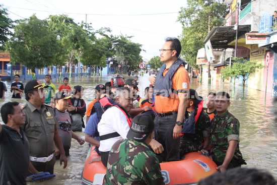 Wakil Gubernur Jatim Drs H Saifullah Yusuf saat memantau banjir Sampang. [nur kholis/bhirawa] 