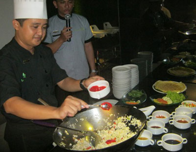 Chef Aksan saat membuat nasi goreng ngowos. [achmad tauriq]