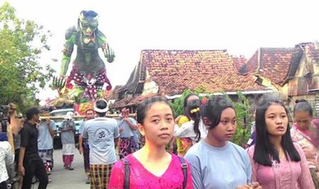 Sebelum melaksanakan Nyepi, umat Hindu Desa Balun Kabupaten Lamongan mengarak Ogoh-ogoh keliling desa yang menjadi rangkaian tidak terpisahkan dari perayaan Hari Nyepi. Ogoh-ogoh selanjutnya dibakar dan menjadi tontonan  warga.