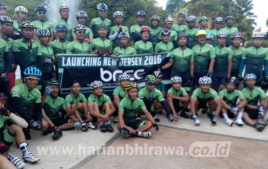 Pengurus dan anggota Banyuwangi Road Cycling Community (BRCC) ketika di Taman Sri Tanjung Banyuwangi. [nurhadi/bhirawa]