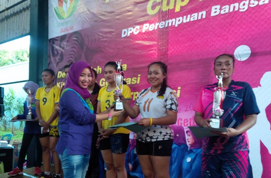 Hj Ratna Juwita Mirza, SE, MM, Ketua DPC Perempuan Bangsa Tuban saat memberikan piala pada salah satu pemenang dalam turnamen Bola Voli Putri Perempuan Bangsa Cup I Tahun 2016. (khoirul huda/bhirawa)