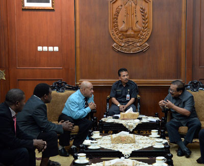 Gubernur Jatim Dr H Soekarwo dan Gubernur Sandaun, Papua Nugini Amkat Mai saat membahas perjanjian kerjasama ekonomi di Gedung Grahadi Surabaya.