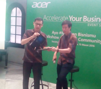 Head of Product Acer Indonesia, Riko Gunawan (kiri) saat sedang menunjukkan notebook 2-in-1 yang dapat membantu para UMKM untuk menumbuhkan bisnis usahanya. [achmad tauriq]