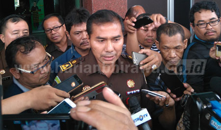 Aspidsus Kejati Jatim I Made Suarnawan saat memberikan keterangan pada wartawan.