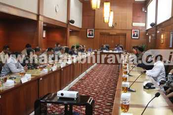 Sekdaprov Jatim Dr H Akhmad Sukardi MM saat menerima kunjungan kerja Komis VIII DPR RI di Ruang Kertanegara Kantor Gubernur Jatim.