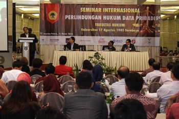 Prof Abu Bakar dari Malaya University saat menjadi narasumber dalam seminar internasional perlindungan hukum data pribadi- personal data protection policy di Garden Palace Surabaya, Kamis (31/3). [ adit hananta utama/bhirawa]