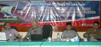 Dr Ari Sapto MHum (UM), Prof Dr Aminudin Kasdi, Drs Zaenal Arifin, Mpd (moderator) dan Drs Sumarno Mhum. [wawan triyanto/bhirawa]