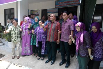 Deputi Pelayanan Publik Kemenpan RB, Mirawati Sudjono bersama tim panelis photo bersama di Puskesmas Tampo kecamatan Cluring Banyuwangi.