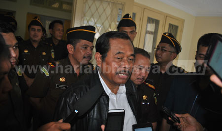 Jaksa Agung HM Prasetyo saat memberikan keterangan kepada media di Kejaksaan Negeri Jombang, Senin (21/3). [ramadlan]