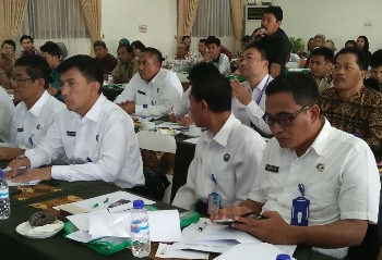 Peserta publik hearing yang digelar Komisi A DPRD Jawa Timur, bersama dengan beberapa akademisi di Hotel Universitas Brawijaya (UB), Senin (21/3) kemarin.