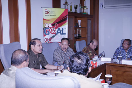 Sekdaprov Jatim Dr H Akhmad Sukardi MM didampingi Kepala OJK Regional 4 Jatim, Kamto, saat Rapat Pembentukan TPKAD di Ruang Jengolo Bank Indonesia Surabaya.