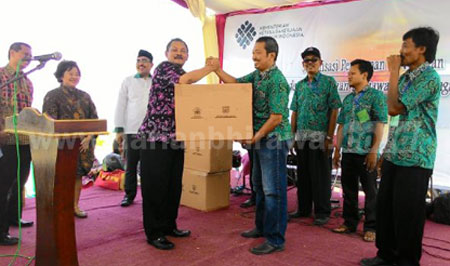 Kepala Disnaker Lamongan M Kamil menyerahkan bantuan 400 paket alat K3 dari Binwas Ketenagakerjaan kepada nelayan, Rabu (23/3). [alimun hakim]