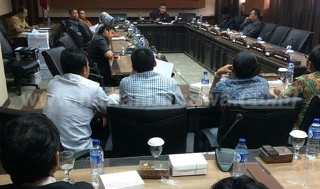Petani Garam dari Madura yang mengatasnamakan Kerukunan Pemilik Lahan Tambak Garam (KPLTG) kabupaten Sampang hearing bersama Komisi B DPRD Jatim, Senin (29/3).