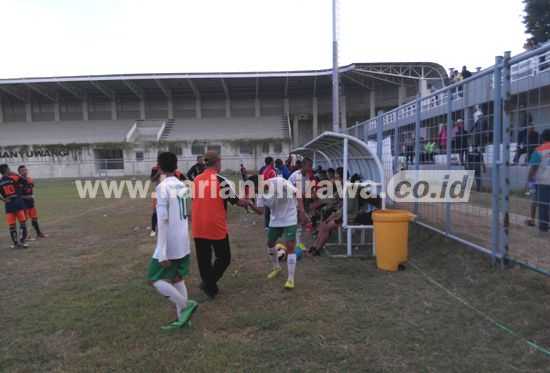 Pemain Purwoharjo menyalami pemain Sma Negeri 1 Rogojampi di Stadion Diponegoro Banyuwangi. [nurhadi/bhirawa]