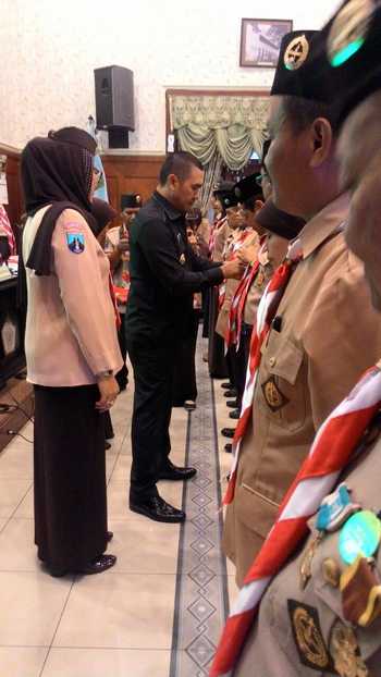 Wali kota Malang, HM. Anton memberian peralatan sarana dan  prasarana kepada Kwartir Ranting dan Pusdiklat Gerakan Pramuka Kota Malang.