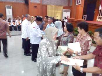 Wali Kota Surabaya didampingi Ketua Umum PMI Provinsi Jatim, H Imam Utomo saat memberikan penghargaan kepada perwakilan 410 pendonor darah 50 kali. [achmad tauriq/bhirawa]