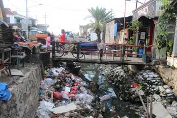 Sungai yang ada di Jalan Sukolilo Lor dipenuhi sampah akibat proyek box culvert berhenti, Senin (28/3) kemarin. [Gegeh Bagus/bhirawa]