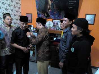Ketua PC Lesbumi Surabaya, H Hasyim Asy'ari didampingi sejumlah pengurus menyematkan pin kepada Cak Kartolo di kediamanya, kemarin.