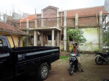 Tak cairnya Dana Desa membuat penyelesaian perbaikan Kantor Balai Desa Oro Oro Ombo menjadi tertunda.