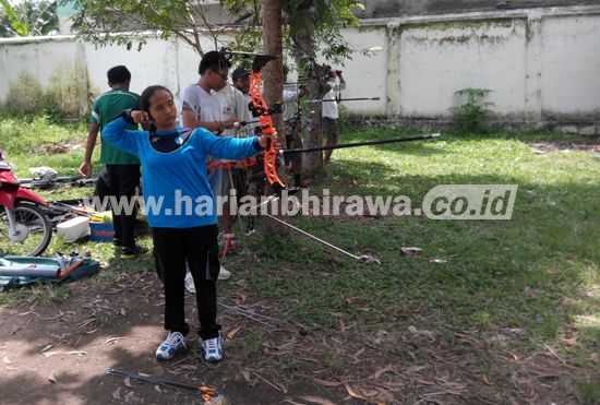 Atlet Panahan Banyuwangi Berlatih di lapangan Maron kecamatan Genteng kabupaten Banyuwangi. [nurhadi/bhirawa]