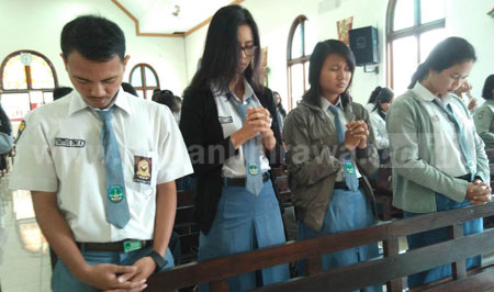 Menjelang UN, doa bersama digelar pelajar nasrani di Gereja Kristen Jawi Wetan, Selasa (29/3). Puluhan pelajar terlihat khusuk dan khidmat mengikuti jalannya doa bersama. [ramadlan]