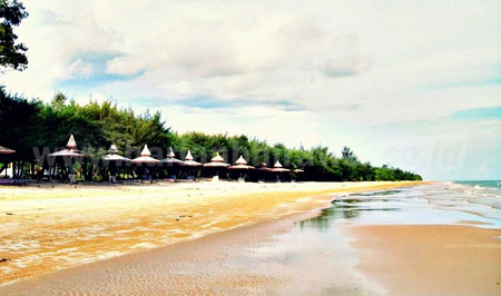 Keindahan Pantai Lombang di Sumenep yang akan ditawarkan ke wisatawan mancanegara dengan menggandeng Pemkab Banyuwangi dan Provinsi Bali.