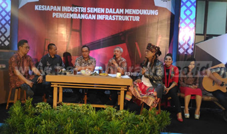 Dirut PT Semen Indonesia Suparni (empat dari kiri) saat hadir dalam acara diskusi tentang Tantangan Industri Semen di Masa Mendatang yang digelar  di Sekretariat Persatuan Wartawan Indonesia (PWI) Jatim, Jalan Taman Apsari Surabaya, Rabu  (30/3). [m ali]