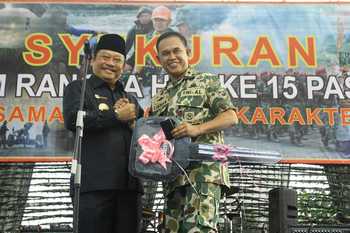 Bupati Saiful Ilah saat menyerahkan simbolis kunci mobil kepada Komandan Pasmar-1 Kolonel Marinir Lukman Hasyim. [achmad suprayogi/bhirawa]