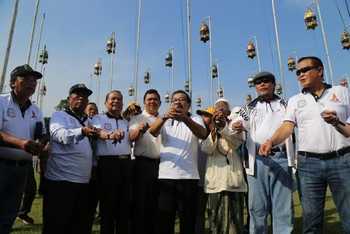 Gubernur Jatim Soekarwo (tengah) didampingi Wali Kota Mojokerto Mas'ud Yunus dan undangan melepas burung perkutut menandai awal lomba, Minggu (13/3) kemarin. [kariyadi/bhirawa]