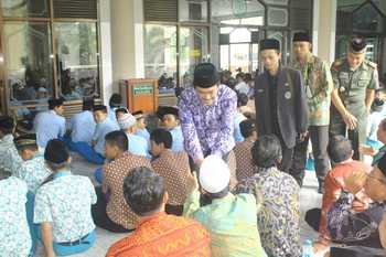 Wakil Bupati Nur Ahmad Syaifuddin menyalami beberapa siswa usai doa bersama. [achmad suprayogi/bhirawa]