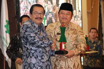 Gubernur Soekarwo dan Bupati Saiful Ilah saat penyerahan penghargaan K3, kemarin. [achmad suprayogi/bhirawa]